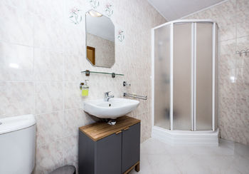 Koupelna v ložnici s toaletou a sprchovým koutem - Prodej domu 130 m², Lom