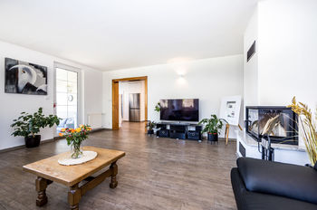 Obývací pokoj s pohledem do kuchyně - Prodej domu 130 m², Lom