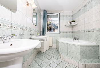 Koupelna s vanou a sprchovým koutem - Prodej domu 130 m², Lom