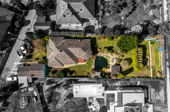 Letecký záběr na dům a pozemek - Prodej domu 130 m², Lom