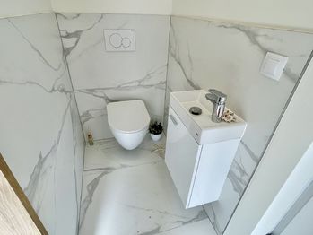 Toaleta v přízemí - Pronájem bytu 4+kk v osobním vlastnictví 104 m², Dobev