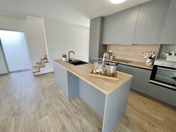 Kuchyňský kout v obytné místnosti v přízemí - Pronájem bytu 4+kk v osobním vlastnictví 104 m², Dobev