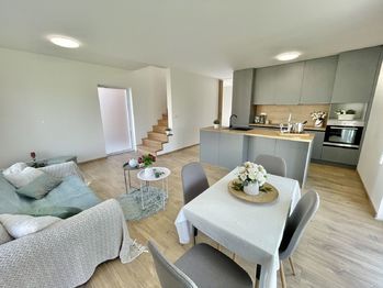 Obytná místnost v přízemí - Pronájem bytu 4+kk v osobním vlastnictví 104 m², Dobev