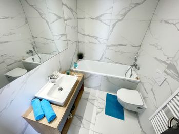 Koupelna v patře - Pronájem bytu 4+kk v osobním vlastnictví 104 m², Dobev