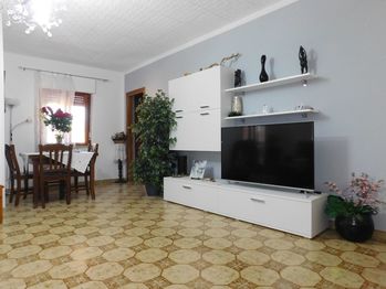 obývací pokoj - Prodej bytu 3+1 v osobním vlastnictví 80 m², Scalea