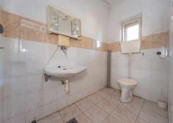 WC v dílně - Prodej domu 358 m², Opava