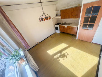 Obývací pokoj s kuchyní - Prodej bytu 1+1 v osobním vlastnictví 40 m², Chlumec