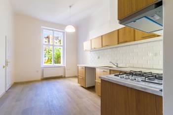 Kuchyně s okny do vnitrobloku - Pronájem bytu 2+1 v osobním vlastnictví 82 m², Praha 2 - Vinohrady