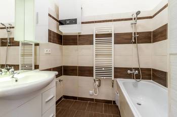 Koupelna s vanou - Pronájem bytu 2+1 v osobním vlastnictví 82 m², Praha 2 - Vinohrady