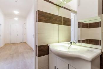 Koupelna navazuje na vstupní přesíň - Pronájem bytu 2+1 v osobním vlastnictví 82 m², Praha 2 - Vinohrady