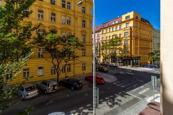 Pohled z ložnice - Pronájem bytu 2+1 v osobním vlastnictví 82 m², Praha 2 - Vinohrady