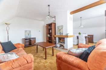 Obývací pokoj s krbem - Prodej domu 153 m², Praha 10 - Strašnice