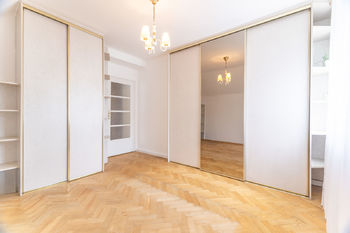 Ložnice s vestavěnými skříněmi - Prodej domu 153 m², Praha 10 - Strašnice