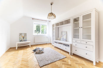 Velký pokoj s výhledem do zahrady - Prodej domu 153 m², Praha 10 - Strašnice