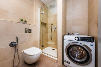 Koupelna se sprchovým koutem a toaletou - Prodej bytu 2+kk v osobním vlastnictví 57 m², Praha 9 - Vysočany