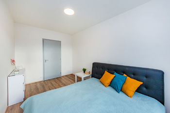 Ložnice - Prodej bytu 2+kk v osobním vlastnictví 57 m², Praha 9 - Vysočany