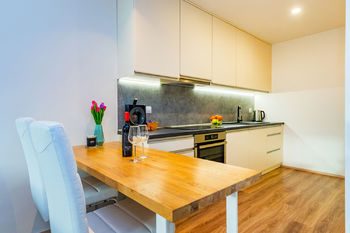 Obývací pokoj s kuchyňským koutem - Prodej bytu 2+kk v osobním vlastnictví 57 m², Praha 9 - Vysočany