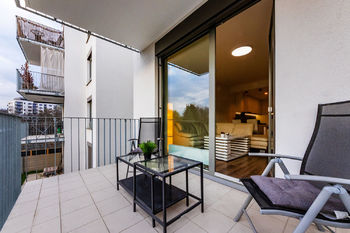 Balkón s výhledem do zeleně - Prodej bytu 2+kk v osobním vlastnictví 57 m², Praha 9 - Vysočany