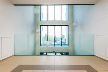 Prosklený interiér hlavní chodby domu s výtahem - Prodej bytu 2+kk v osobním vlastnictví 57 m², Praha 9 - Vysočany