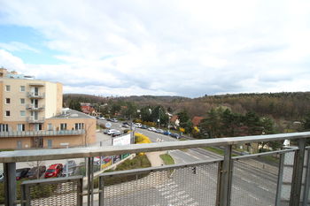 Výhled z balkonu - Pronájem bytu 2+kk v osobním vlastnictví 56 m², Praha 10 - Hostivař