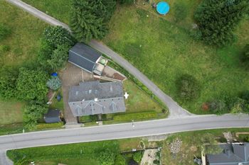 pohled na dům z ptačí perspektivy - Prodej chaty / chalupy 180 m², Jablonné v Podještědí