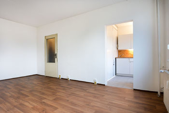 Obývací pokoj se vstupem do předsíně a kuchyně - Pronájem bytu 1+kk v osobním vlastnictví 29 m², Praha 4 - Chodov