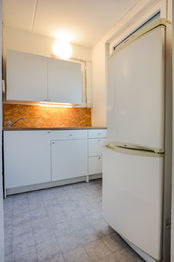 Kuchyně s linkou a lednicí s mrazákem - Pronájem bytu 1+kk v osobním vlastnictví 29 m², Praha 4 - Chodov