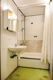 Koupelna s vanou - Pronájem bytu 1+kk v osobním vlastnictví 29 m², Praha 4 - Chodov