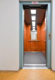 Výtah domu po revitalizaci - Pronájem bytu 1+kk v osobním vlastnictví 29 m², Praha 4 - Chodov