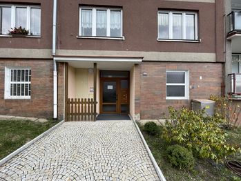 Vchod do domu - Pronájem bytu 2+1 v osobním vlastnictví 64 m², Jáchymov