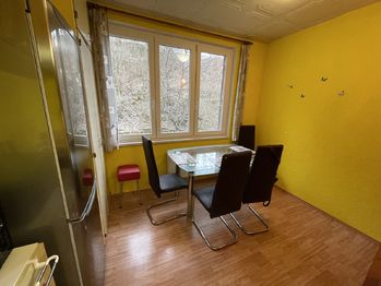 Kuchyně s jídelním stolem - Pronájem bytu 2+1 v osobním vlastnictví 64 m², Jáchymov