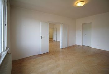 LOŽNICE - Prodej bytu 2+1 v družstevním vlastnictví 75 m², Praha 7 - Holešovice
