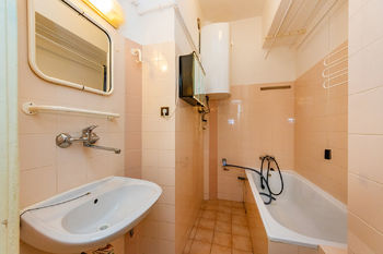 9. Koupelna s vanou a bojlerem - Prodej bytu 2+kk v osobním vlastnictví 48 m², Praha 6 - Dejvice