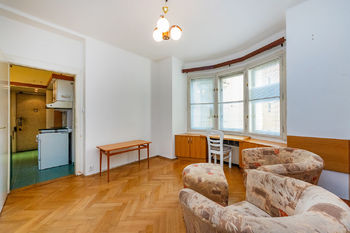 5. Ložnice s praktickou komorou - Prodej bytu 2+kk v osobním vlastnictví 48 m², Praha 6 - Dejvice