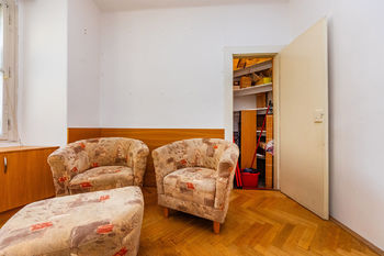 6. Ložnice s praktickou komorou - Prodej bytu 2+kk v osobním vlastnictví 48 m², Praha 6 - Dejvice