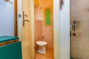 10. Samostatná toaleta - Prodej bytu 2+kk v osobním vlastnictví 48 m², Praha 6 - Dejvice