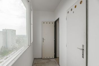 Komora na patře náležející k bytové jednotce - Prodej bytu 2+kk v osobním vlastnictví 45 m², Praha 8 - Kobylisy