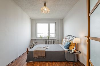 Ložnice bytu - Prodej bytu 2+kk v osobním vlastnictví 45 m², Praha 8 - Kobylisy