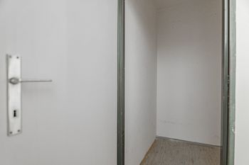 Detail komory - Prodej bytu 2+kk v osobním vlastnictví 45 m², Praha 8 - Kobylisy