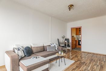 Na obývací pokoj navazuje kuchyně bytu - Prodej bytu 2+kk v osobním vlastnictví 45 m², Praha 8 - Kobylisy
