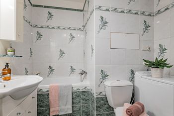 Koupelna s vanou, pračkou a toaletou - Prodej bytu 2+kk v osobním vlastnictví 45 m², Praha 8 - Kobylisy