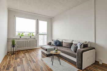 Obývací pokoj - Prodej bytu 2+kk v osobním vlastnictví 45 m², Praha 8 - Kobylisy