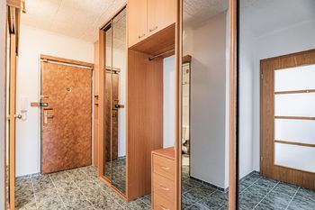 Pohled - vstupní dveře do bytu - Prodej bytu 2+kk v osobním vlastnictví 45 m², Praha 8 - Kobylisy