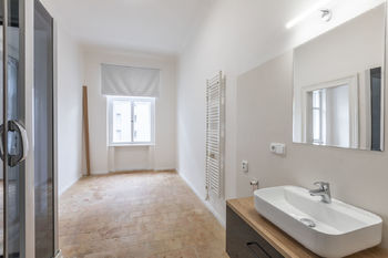 Koupelna - Pronájem bytu 2+kk v osobním vlastnictví, Praha 3 - Žižkov
