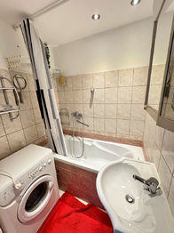 Koupelna - Prodej bytu 4+kk v osobním vlastnictví 81 m², Kladno