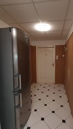 vstupní chodba a kuchyně s novou kuchyňskou linkou se spotřebiči - Pronájem bytu 2+1 v osobním vlastnictví 44 m², Poděbrady