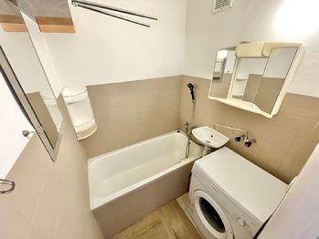 Koupelna - Prodej bytu 2+1 v osobním vlastnictví 61 m², Strakonice