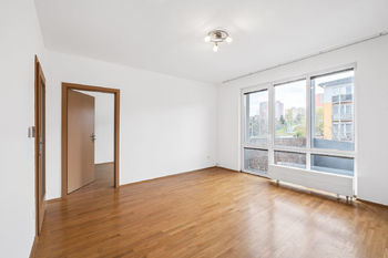 obývací pokoj s balkonem - Pronájem bytu 2+1 v osobním vlastnictví 59 m², Praha 9 - Horní Počernice 