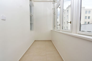 Veranda u vstupu do bytu včetně komory.  - Pronájem bytu 3+1 v osobním vlastnictví 87 m², Praha 2 - Vinohrady