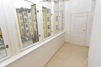 Veranda u vstupu do bytu včetně komory.  - Pronájem bytu 3+1 v osobním vlastnictví 87 m², Praha 2 - Vinohrady